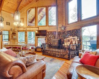 Tree-Lined McCall Cabin Walk to Payette River! - McCall - Huiskamer