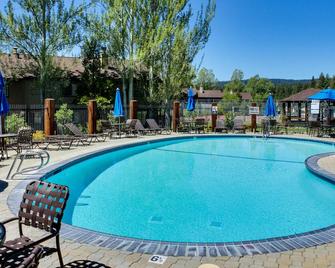 Bright condo with outdoor pool, hot tub, tennis, sauna & patio - walk to lake - Tahoe City - Pool