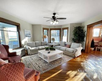 New Listing! Large, beautiful home on Lake Erie in Port Clinton Ohio. - Port Clinton - Living room
