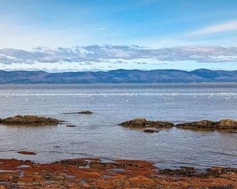 Chalet Studio #3 Waterfront with Spa Fireplace & Wifi - Cap-Saint-Ignace - Beach