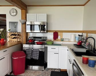 Home Away From Home - Oak Harbor - Kitchen