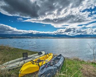 Ennis Lake Studio with Kayak, Pool and Fire Pit! - Ennis - Playa
