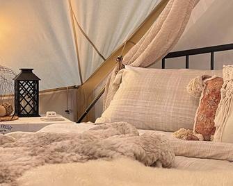 Shenandoah Valley Glamping - Amazing Views - Farm - Edinburg - Bedroom