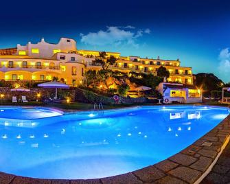 Hotel Luci di la Muntagna - Porto Cervo - Bể bơi