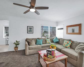 Cozy 1-bedroom apartment in lovely Miami Beach steps away from the beach - Miami Beach - Pokój dzienny
