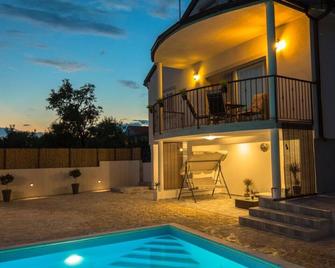 Villa R&B - Zaboric - Piscina