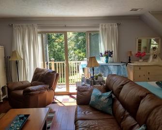 Relaxing Retreat Close to Clarks Hill Lake; Anglers Dream In/Out Boat Park w/Pwr - Appling - Living room