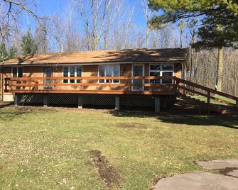 Schuster's Fox River Resort on the Fox River - Walleye Retreat - Omro - Building
