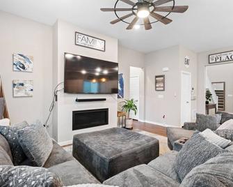 Spacious 3 bedroom, 2.5 bath house - 20 min from DIA, 25 min from Denver - Brighton - Living room