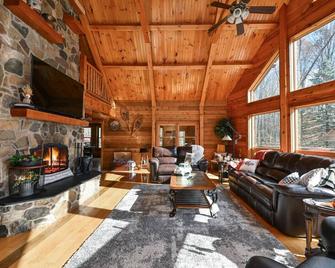 Kinsman Cabin in the woods on 60 acres w/Hot Tub - Kinsman - Sala de estar