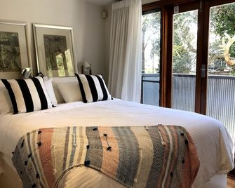 Fresh clean & bright - Newtown house opp park, walk to station - سيدني - غرفة نوم