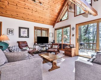 Private lakeside cabin on the shore of Virgin Lake with a large deck and firepit - Three Lakes - Living room