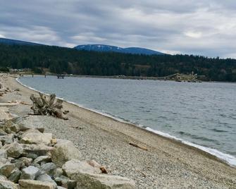 Fun Suite between two waters - Sechelt - Beach