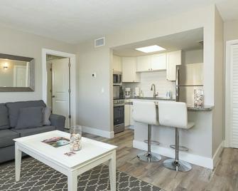 Siesta Key Village-Suite #2: A block to the Beach! - Sarasota - Kuchnia