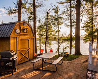 Cottage House on Little Hills Lake; Beach, Pier, Kayaks, Paddleboards & more - Wautoma - Patio