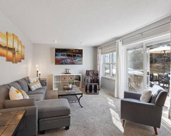 Stunning 5 Br, 2 King Bed, 2 Garage, 4 Bth Family Friendly Home With Hot Tub - Maple Grove - Living room