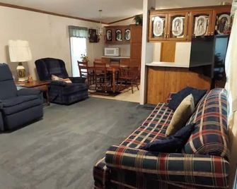 Located in between the entrances to Bennett Springs State Park on Highway 64 - Lebanon - Вітальня