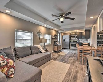 Lakeland Cottage - 1/2 Mile to St Croix River - Lakeland - Living room