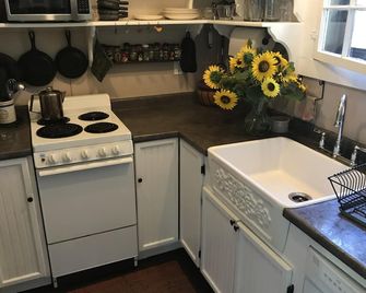 Cottage next to the creek in Historic Cascade Canyon At The Foot Of Pikes Peak - Cascade-Chipita Park - Kitchen