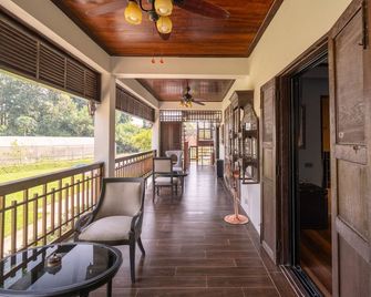 Akara House Sukhothai - Luxury Riverside Residence - Sukhothai - Balcón