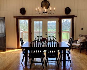 Peaceful, historic 3-bedroom barn loft on a horse and flower farm in Paris. - Paris - Comedor