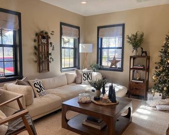 12-Acres - Cabin Fishing Pond 2 Bedroom Sleeps 4-5 - Nashville - Living room