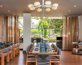 Comfortable Cambridge Room W/ River Views & Indoor Pool - Mit Nearby - 케임브리지 - 레스토랑