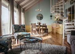 The Kuhnle Home is a charming home ready to make any vacation complete. - Sitka - Sala de estar