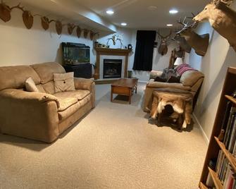 Beautiful 4br Home Located Within Blocks Of Eaa Grounds! - Oshkosh - Вітальня