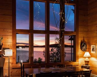 Unique Waterfront Overlooking Mount Katahdin - Millinocket - Restaurant