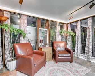 Walk to ATandT Stadium Arlington Home with Patio! - Arlington - Lobby