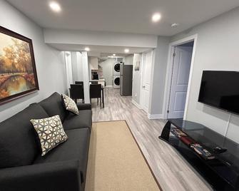 Whitby Hideout - 3br, 5bd, 3wr, Pool Table, Sauna - Whitby - Living room