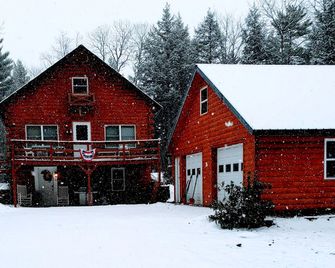 Haverhill Hideout: Secluded Log Cabin with Hot Tub for Family Relaxation - Haverhill - Edificio