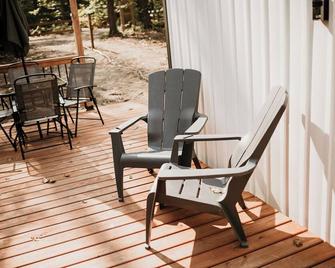 NEW! Beatnik nook - tiny cabin on lake, sauna, outdoor tub! - Randall - Patio