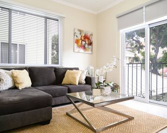 Modern Condo Self-Contained With Great Amenities + Free Coffee - Half Way Tree - Living room