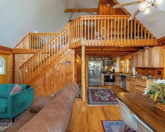 Cozy Cove Cabin Pet Friendly & Creek Access - Marion - Kitchen