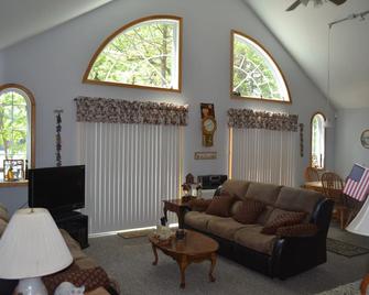 Sebago Waterfront Naples Maine--Dog Friendly-Sleeps 10 - Naples - Sala de estar