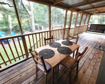 River Daze Cabin - A cozy cabin right on the river - Ridge Manor - Balcony