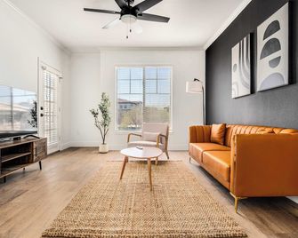 Boulevard Stays 1BR by Stadium Pool Parking Gym 09 - Glendale - Living room