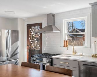 Oakland Beach cottage near Iggy's, Buttonwoods, marina, fishing & airport - Warwick - Kitchen