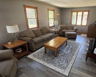 Rush Lake Retreat -plenty of room to sleep, even more room to unwind! - Rush City - Living room