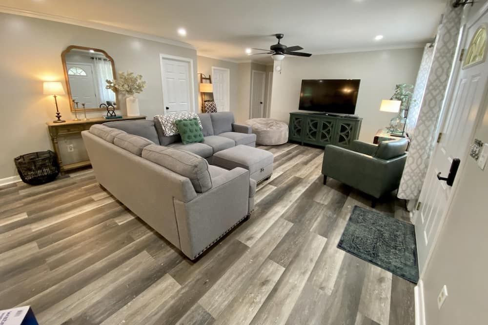 Newly Remodeled 3-Bedroom Pet Friendly Home