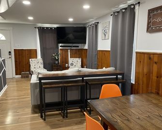 338 Judysplaces In Lansdowne, 6br, 2 Ba, Renovated Sfh - Halethorpe - Dining room
