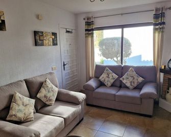 All one level, suitable for couples, Young Families, winter rent & home working. - Orihuela - Living room