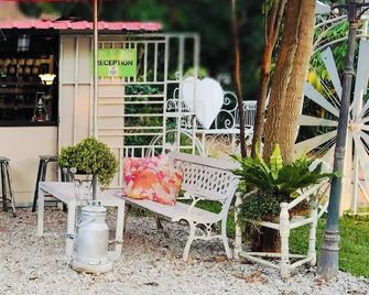 Village Homestay - Kumphawapi - Patio