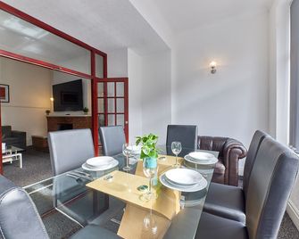 Pleasure Holiday Apartments - Blackpool - Dining room