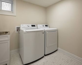 Your Amherstburg Oasis - Amherstburg - Laundry facility
