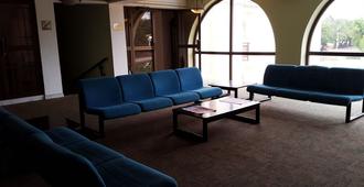 M Plaza Hotel - Accra - Living room