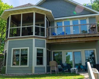 Lakefront Home 4 Bedroom 4 Bath Sleeps 12 - Waupaca - Будівля