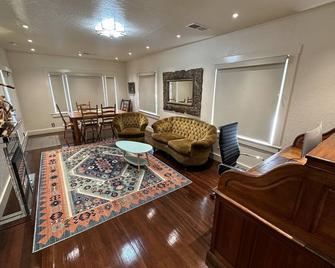 Beautifully Refurbished Wine Country Gem - Boonville - Living room
